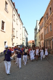 Korowód Festiwalu "Zaczarowany Lublin" na ul. Archidiakońskiej