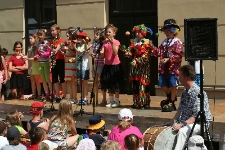 Żonglerka piłkami podczas "Legendy cyrkowej" na Festiwalu "Zaczarowany Lublin"