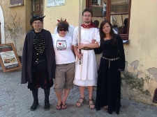 Postaci z lubelskich legend w towarzystwie organizatorki gry miejskiej Darii Zbytniewskiej