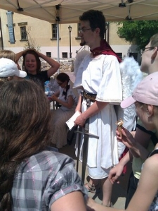 Zwycięzcy gry miejskiej wręczają Michałowi Archaniołowi zaginiony miecz