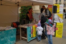 Kiermasz książek i audiobooków na Placu Łokietka w czasie festiwal "Miasto Poezji"