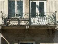 Fragment fasady kamienicy przy ul 3 Maja 12 w Lublinie, secesyjna balustrada