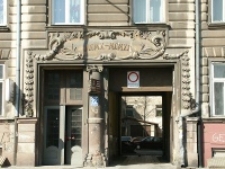 Fragment fasady kamienicy przy ul 3 Maja 22 w Lublinie