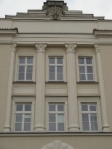 Budynek Lubelskiego Urzędu Wojew&oacute;dzkiego, dawna Izba Skarbowa w Lublinie, fragment fasady