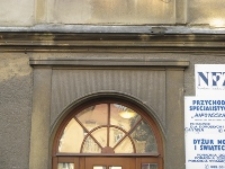 Budynek Kasy Chorych w Lublinie, otw&oacute;r wejściowy