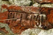 Jedna z cegieł młynu Kośmińskiego w Lublinie