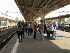 Oczekiwanie na przybycie Julii Hartwig na dworcu PKP w Lublinie