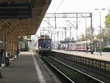 Wjazd pociągu wiozącego Julię Hartwig na dworzec w Lublinie