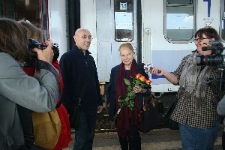 Julia Hartwig i Tomasz Pietrasiewicz podczas powitania poetki na dworcu w Lublinie