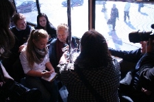 Julia Hartwig podczas przejazdu trolejbusem Ziutek po Lublinie