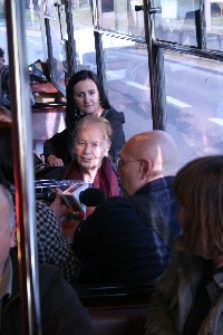 Julia Hartwig podczas przejazdu trolejbusem Ziutek po Lublinie