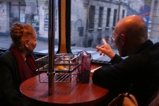 Julia Hartwig i Tomasz Pietrasiewicz podczas przejazdu trolejbusem Ziutek po Lublinie