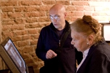 Julia Hartwig podczas zwiedzania Izby Drukarstwa