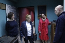 Julia Hartwig podczas zwiedzania Izby Drukarstwa