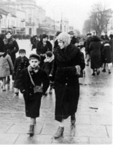 Fotografia rodzinna przedstawiająca Czesława Doria-Dernałowicza z mamą na Krakowskim Przedmieściu