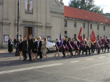 Przemarsz poczt&oacute;w sztandarowych podczas 67. rocznicy bombardowania Lublina