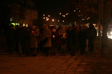 Uczestnicy marszu pamięci śladami mieszkańców getta