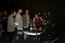 Paweł Huelle podpisuje swoją książkę "Ostatnia wieczerza"