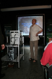 Tomasz Pietrasiewicz podczas prezentacji wirtualnej rekonstrukcji Wielkiej Synagogi