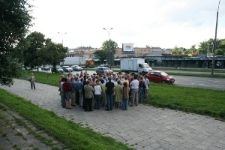 Uczestnicy prezentacji wirtualnej rekonstrukcji Wielkiej Synagogi w miejscu, gdzie znajdowała się ona w latach 1567 - 1942