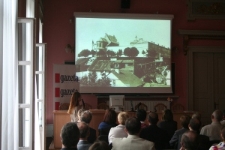 Joanna Zętar prezentuje przedwojenną zabudowę Podzamcza