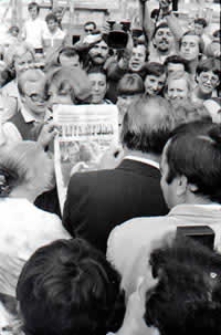 Czesław Miłosz na dziedzińcu KUL (1981 r.)