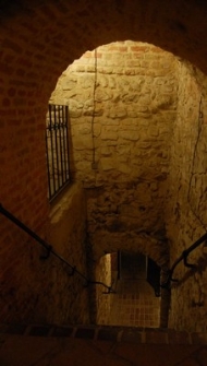 Podziemia - zejście do podziemnych korytarzy