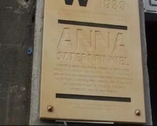 Odsłonięcie tablicy poświęconej Annie Langfus na ścianie jej domu (Lubartowska 24)