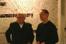 Ksiądz Grzegorz Pawłowski i Witold Dąbrowski podczas zwiedzania wystawy w Ośrodku "Brama Grodzka - Teatr NN"