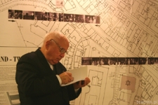 Ksiądz Grzegorz Pawłowski podczas wizyty w Ośrodku "Brama Grodzka - Teatr NN"