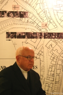 Ksiądz Grzegorz Pawłowski podczas wizyty w Ośrodku "Brama Grodzka - Teatr NN"