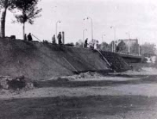 Umacnianie wału w pobliżu mostu nad Bystrzycą w Lublinie. Fotografia