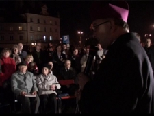 Arcybiskup Józef Życiński podczas misterium "Pamięć Sprawiedliwych - Pamięć Światła"