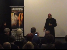 Arcybiskup Józef Życiński podczas promocji książki Anny Langfus "Skazana na życie"