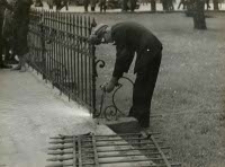 Demontaż ogrodzenia na Placu Litewskim w Lublinie. Fotografia