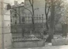 Demontaż ogrodzenia na Krakowskim Przedmieściu w Lublinie. Fotografia