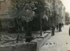 Demontaż ogrodzenia na Krakowskim Przedmieściu w Lublinie. Fotografia