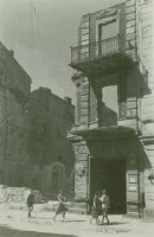 Ruiny kamienicy na rogu Krakowskiego Przedmieścia i ulicy Kapucyńskiej w Lublinie. Fotografia