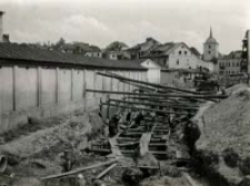 Prace przy regulacji rzeki Czech&oacute;wki na terenie dzielnicy żydowskiej w Lublinie. Fotografia