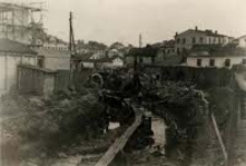 Prace przy regulacji rzeki Czech&oacute;wki na terenie dzielnicy żydowskiej w Lublinie. Fotografia