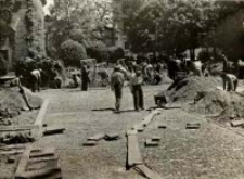 Brukowanie ulicy w okolicach Placu Litewskiego w Lublinie. Fotografia