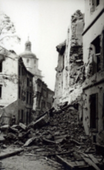 Zniszczone budynki na ul. Jezuickiej w Lublinie. Fotografia
