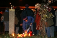 Złożenie zniczy przez uczestników Marszu Pamięci śladami mieszkańców lubelskiego getta