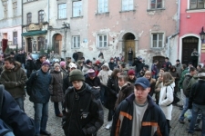 66. rocznica likwidacji Ochronki żydowskiej - uczestnicy wydarzenia przed budynkiem Ochronki