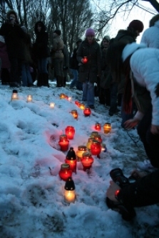 Złożenie zniczy przez uczestnik&oacute;w Marszu Pamięci w 66. rocznicę tragicznej śmieci dzieci z Ochronki