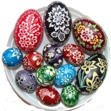 Pisanki wsp&oacute;łczesne wykonane techniką skrobaną