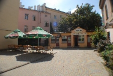 Podwórko kamienicy przy ulicy Narutowicza 19 róg Peowiaków 2 w Lublinie