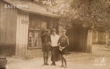 Maria Hartwig z synami &ndash; Edwardem i Walentym przed zakładem fotograficznym w Lublinie