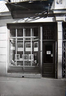 Witryna zakładu fotograficznego Ludwika i Edwarda Hartwig&oacute;w przy ul. Kapucyńskiej 2 w Lublinie