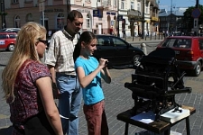 St&oacute;ł Poezji. Praca z maszyną drukarską typu "Bostonka"